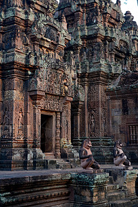 苏伊卢斯BanteaySrei的TempeelRuin位于柬埔寨西部SiemRiep市附近的吴哥寺庙城以北约32公里处背景