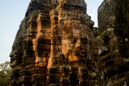 塔鲁丹在柬埔寨西部暹粒市附近的安哥罗寺市内石面对吴哥神庙的坦佩尔鲁因背景