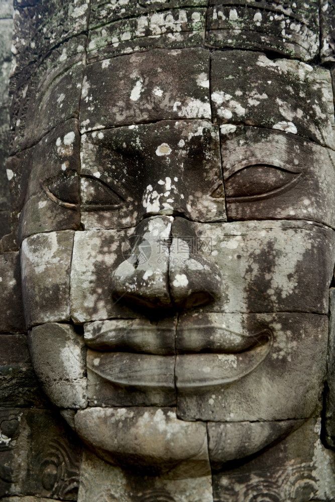 在柬埔寨西部暹粒市附近的安哥罗寺市内石面对吴哥神庙的坦佩尔鲁因图片
