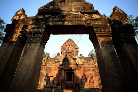 托姆BanteaySrei的TempeelRuin位于柬埔寨西部SiemRiep市附近的吴哥寺庙城以北约32公里处背景