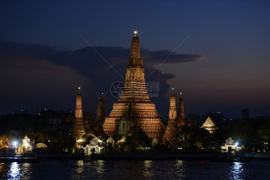 东南亚泰国曼谷市ChaoPhraya河的Watarrun寺庙图片