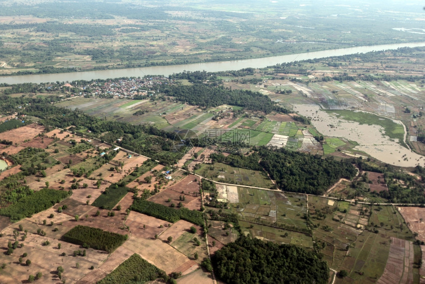泰国东北Isan地区Ibonratchathani市附近一条河流的风景图片