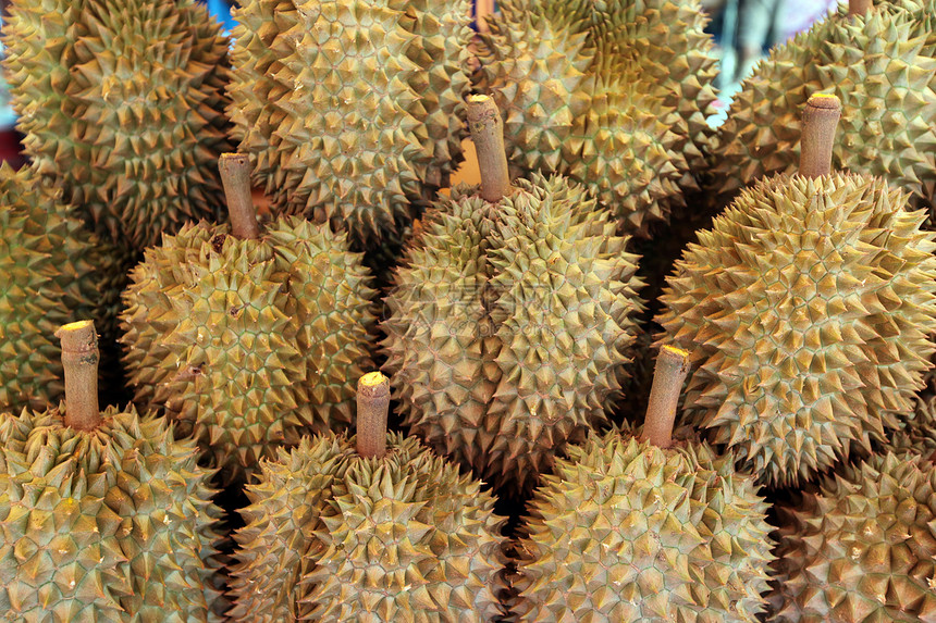榴莲水果在泰国东北部伊桑地区的安纳特夏伦市的市场上出售图片