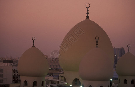 阿拉伯湾联合酋长国迪拜市古城的MosscheederAliIbnTalib公路上的清真寺背景图片