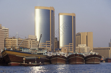 阿拉伯湾联合酋长国迪拜市古城小溪港口的进出货物高清图片