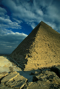 北非埃及开罗市附近的吉萨金字塔高清图片