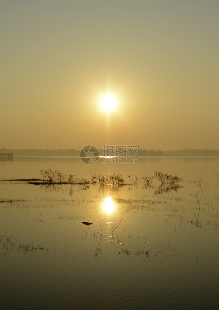 位于泰国东北部伊桑地区乌本拉契塔尼西北部的安纳特查伦省的安纳特查伦市的安纳特查伦湖上的一个太阳图片