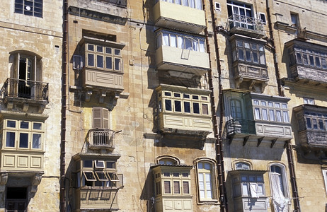 欧洲马耳他岛旧城房屋上的传统Balconys背景图片
