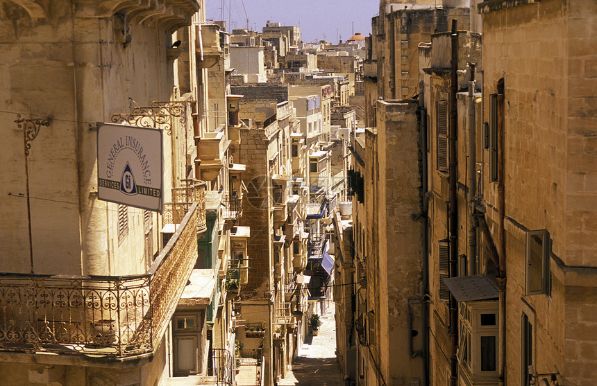 欧洲地中海马耳他岛瓦莱塔市旧城中心一条泥石路图片