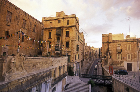 欧洲地中海马耳他岛瓦莱塔市旧城中心一条泥石路高清图片