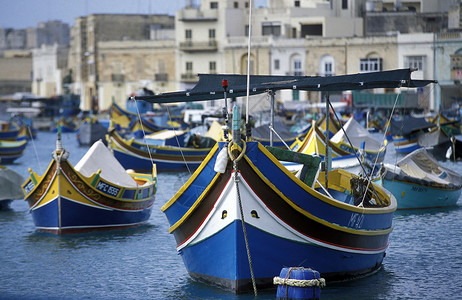 威斯查夫特欧洲马耳他东海岸的Marsaxlokk渔村背景