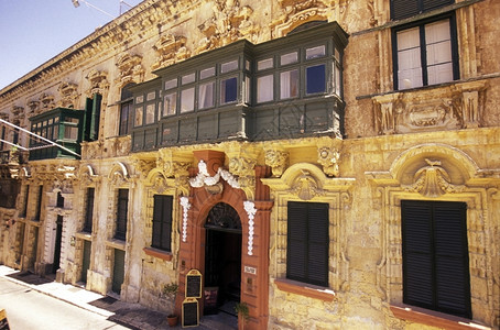 欧洲马耳他岛旧城房屋上的传统Balconys图片