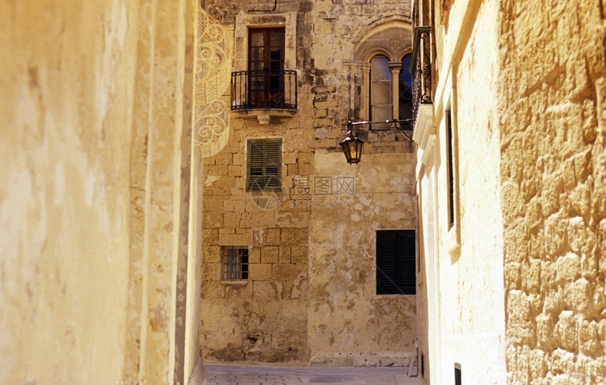 欧洲地中海马耳他岛瓦莱塔市旧城中心一条泥石路图片