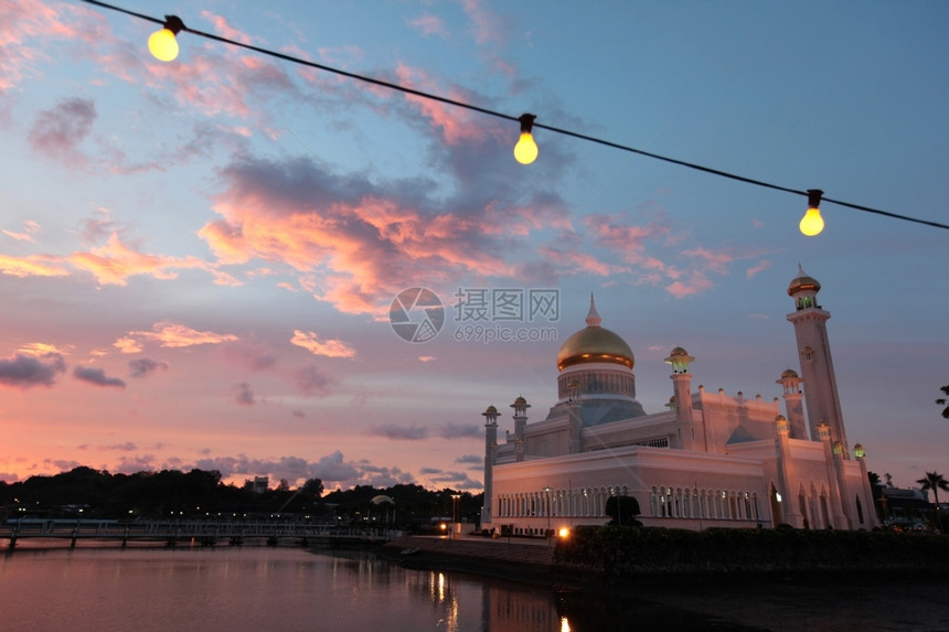 位于东南亚婆罗洲文莱达鲁萨兰国斯里巴加湾市的奥马尔阿里赛福迪安清真寺亚洲文莱达鲁萨兰国图片