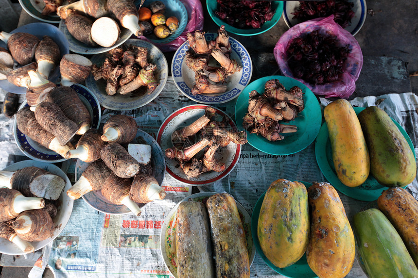 在文莱达鲁萨兰国的BandarseriBegawan市的东南亚婆罗洲市场中种植和木瓜图片