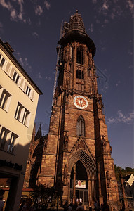 斯塔特在德国南部欧洲黑森林的弗赖堡伊布斯高老城FreiburgimBreisgau的穆恩斯特教堂背景