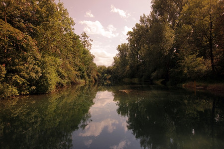 在德国南部欧洲黑森林的Waldshut老镇的莱茵河高清图片