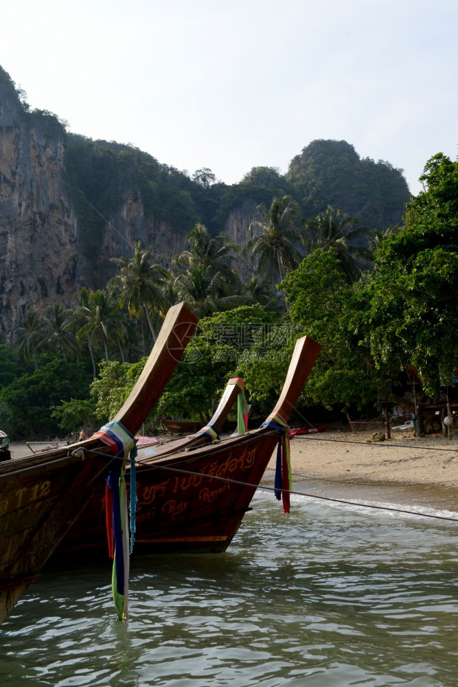 泰国南部安达曼海Krabi市外AoNang附近的RailayHatTomSai海滩图片