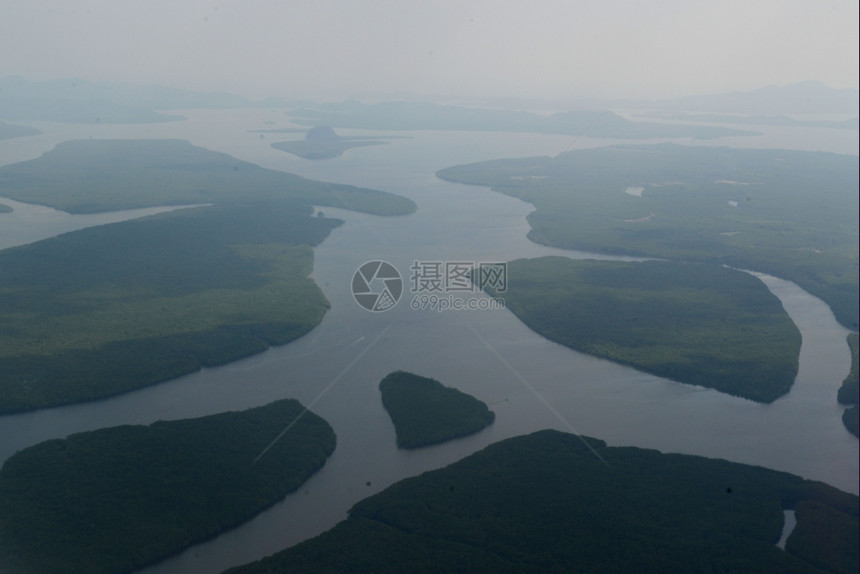 泰国南部安达曼海的Krabi市外的河流和红树林图片