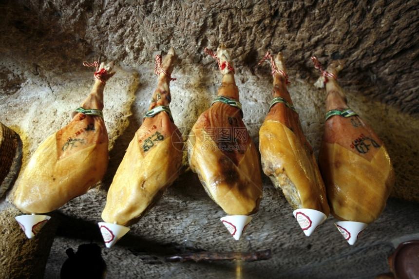 在大西洋中班牙加那利岛的阿吉梅斯河谷巴兰科德瓜亚克巴兰科山洞的一家餐馆图片