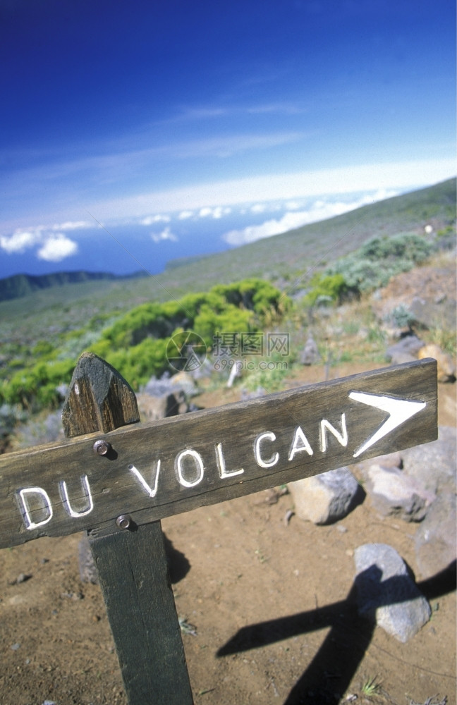 非洲印度洋留尼汪岛四经火山和地貌平坦的公路和地貌图片