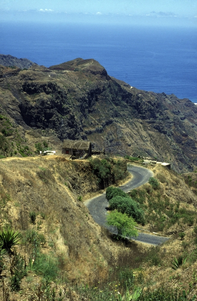 非洲大西洋中Berde角圣安东尼奥岛的RibeiraGrande镇附近的山地公路图片