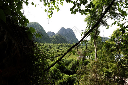 在索特斯塔西亚老挝省哈穆恩地区老挝中部ThaKhaek市附近的ThamPaFa佛洞的一幅风景环绕着老挝的Khampuan背景图片