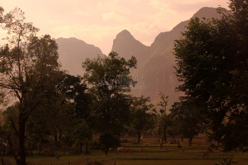 道路12上的景观位于Souteastasia老挝Khammuan地区的ThaKhaek镇和MahaxaiMai村亚洲老坎蒙地区图片
