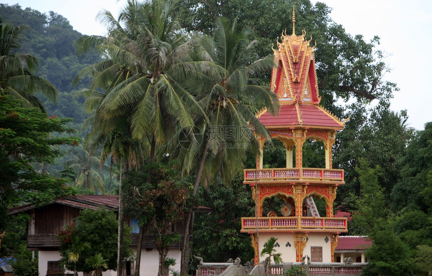 12号公路床的风景中一座寺庙ThaKhaek镇和Soutetastasia老挝省哈穆恩地区中老挝省MahaxaiMai村图片