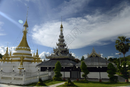 东南亚泰国北部梅洪森省梅洪森村的瓦钟康和钟巴生庙亚泰梅洪森背景图片