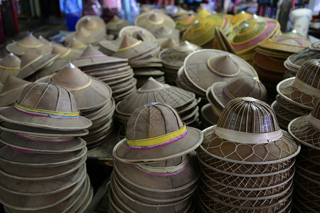 邹市明儿子在泰国北部东南亚的MeeHongSon北道的MeeSon市场上的帽子背景