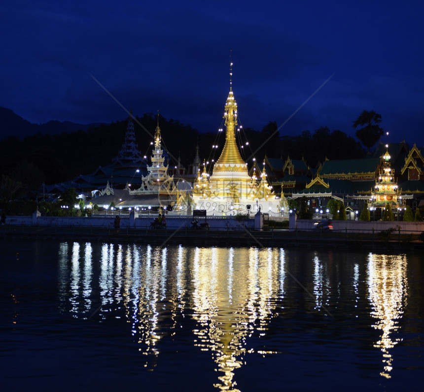 东南亚泰国北部梅洪森省梅洪森村农宗坎湖上的瓦钟坎和钟巴生庙亚泰梅洪森图片