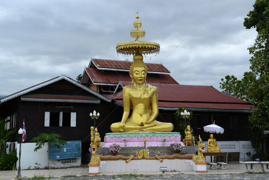东南亚泰国北部MeeHongSon北道Pai村的一座寺庙图片