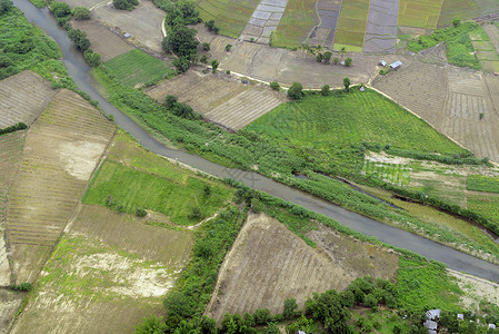 塔夫坦一条从梅洪松到白河的流沿途有田地从梅洪孙到泰国北部东南的梅洪孙北道白背景