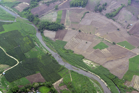 一条从梅洪松到白河的流沿途有田地从梅洪孙到泰国北部东南的梅洪孙北道白图片