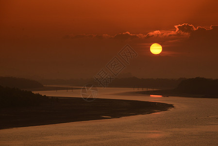 迈耶缅甸南部东亚Myeik市南部Myeik市附近一条日出前的河流背景