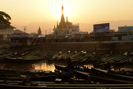 东南亚缅甸东部掸邦因乐湖年华市南昌主运河的登船码头亚缅缅因乐湖船坞码头背景图片