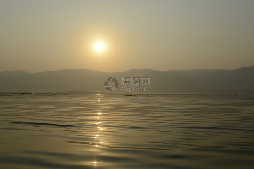 东南亚缅甸部掸邦内尔湖缅甸东部日出时风景图片