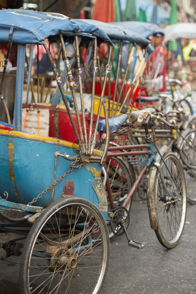 东南亚泰国曼谷市北面诺哈布里早市的自行车Ricksha出租车图片