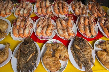 东南亚泰国曼谷市查图克周末市场一家餐馆的泰国街头食品图片