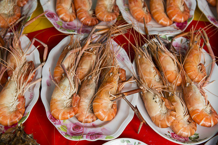 东南亚泰国曼谷市查图克周末市场一家餐馆的泰国街头食品图片