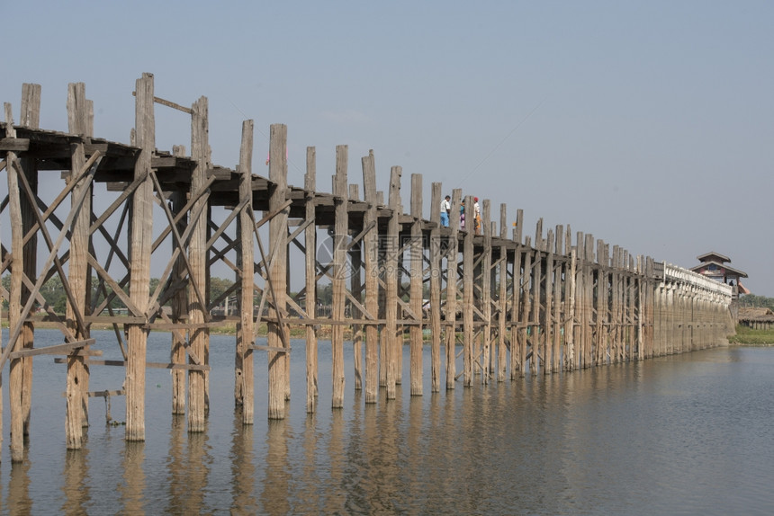 东南亚缅甸曼德勒市附近的阿马拉普桥图片