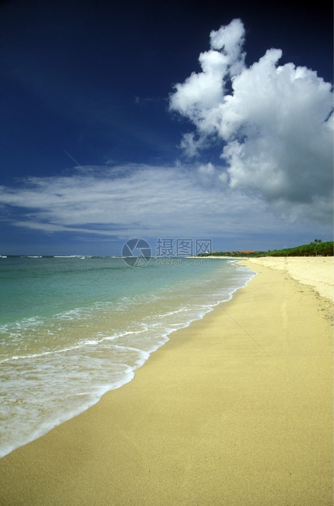 巴厘岛南部NusaDua附近的海滩位于东南部的Indonesia图片