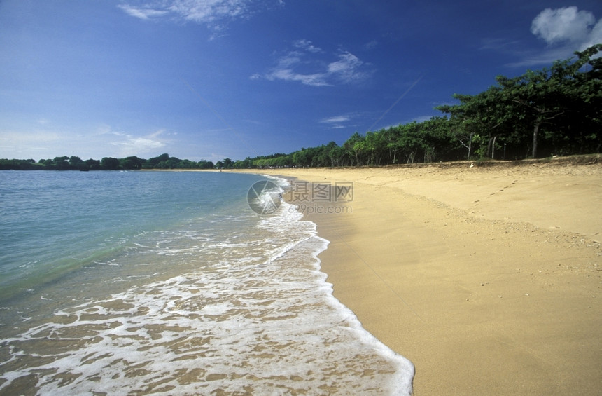 巴厘岛南部NusaDua附近的海滩位于东南部的Indonesia图片
