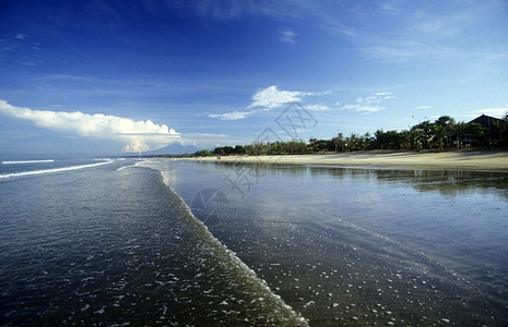 巴厘岛南部库塔附近的海滩位于东南部的印度腹地高清图片