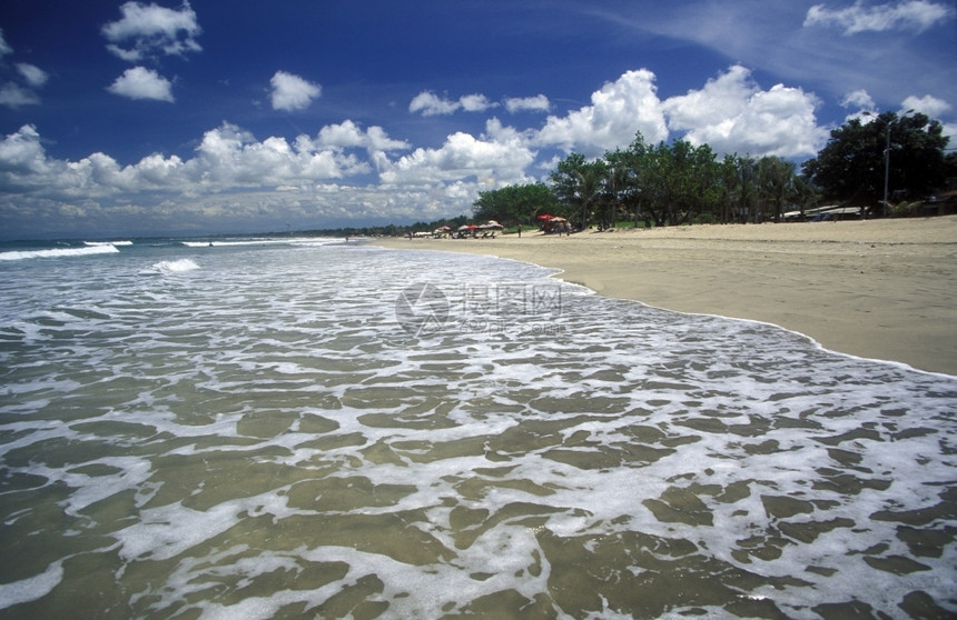 巴厘岛南部库塔附近的海滩位于东南部的印度腹地图片