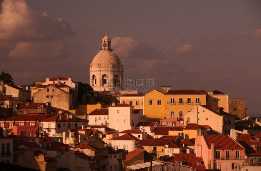 欧洲里斯本市中心葡萄牙欧洲里斯本市中心的Alfama老城IgreijadeSantaEngracia教堂图片