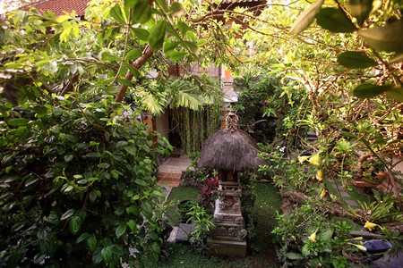 在巴厘岛里布德的一座花园寺庙位于东南亚的印度群岛图片