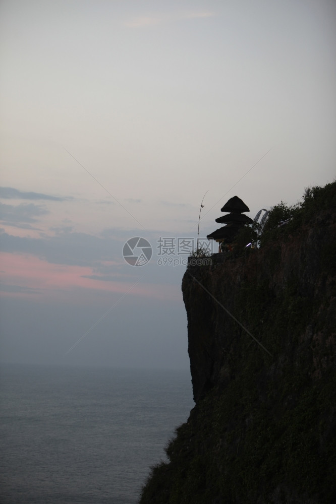 在巴厘岛的瓦图坦佩尔乌寺庙位于东南方印度的群岛图片