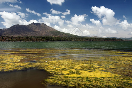 巴厘岛火山巴图尔湖的风景和巴图尔山在厘岛的图尔火山位于东南部的因多尼西亚背景